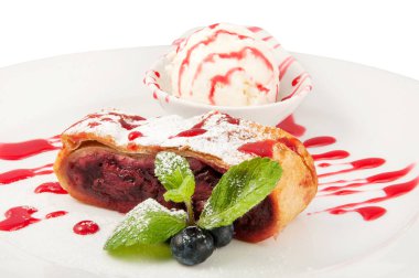 tatlı beyaz arka plan üzerinde plaka üzerinde