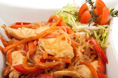 Beyaz bir tabak taze salata