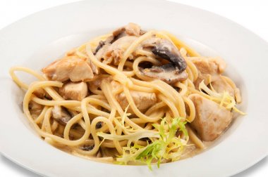 Beyaz bir tabak taze salata