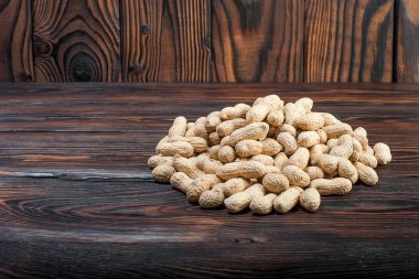 ahşap zemin üzerine fıstık