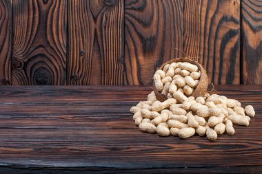 ahşap zemin üzerine fıstık