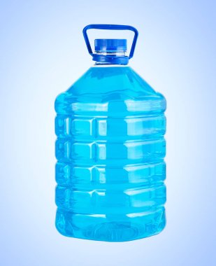 Büyük plastik şişe mavi sıvı su izole