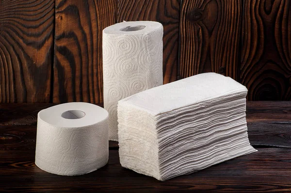 Toilettenpapier auf Holzgrund Stockbild