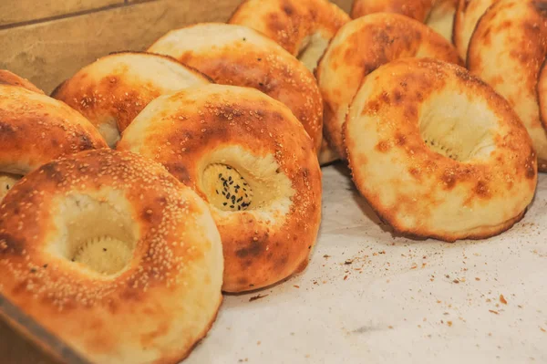 Процесс приготовления тандырного хлеба национальной узбекской лепешки — стоковое фото