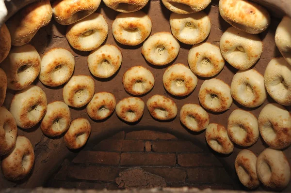 Prozess des Kochens Tandoor Brot nationalen usbekischen Fladenbrot Stockfoto
