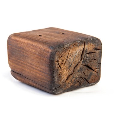 Büyük eski karanlık küp eski ahşap kesilir. Beyaz izole