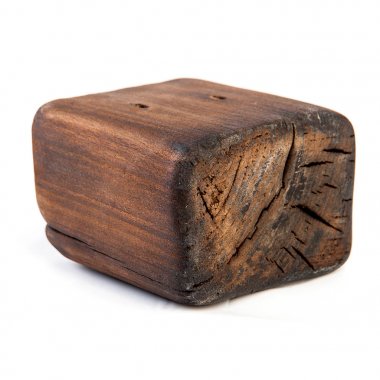 Büyük eski karanlık küp eski ahşap kesilir. Beyaz izole