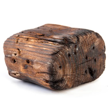 Büyük eski karanlık küp eski ahşap kesilir. Beyaz izole