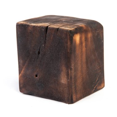 Büyük eski karanlık küp eski ahşap kesilir. Beyaz izole