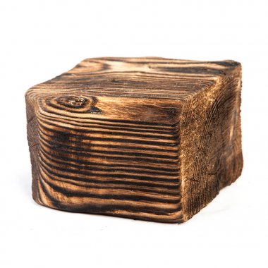 Büyük eski karanlık küp eski ahşap kesilir. Beyaz izole