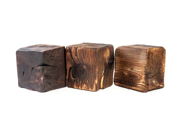 Stora gamla mörka kub skärs ut från gammalt trä. Isolerad på vit — Stockfoto