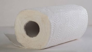 beyaz arkaplan üzerine rulo kağıt