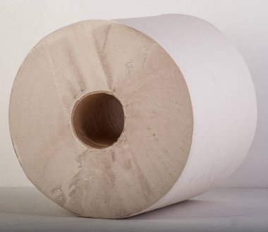 beyaz arkaplan üzerine rulo kağıt