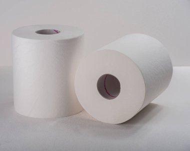 beyaz arkaplan üzerine rulo kağıt