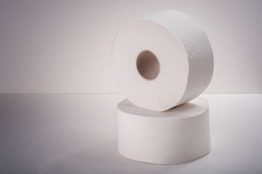 beyaz arkaplan üzerine rulo kağıt