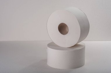 beyaz arkaplan üzerine rulo kağıt