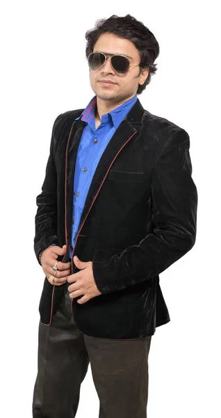 Indio modelo masculino vistiendo chaqueta negra y gafas —  Fotos de Stock