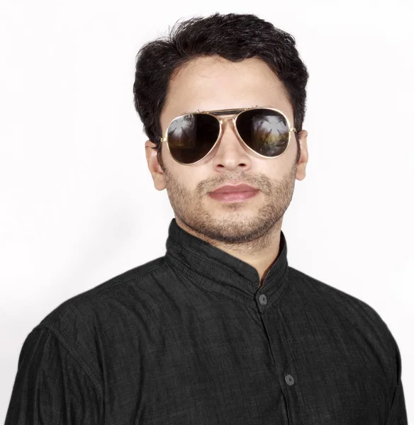 Modèle masculin indien portant des lunettes de soleil — Photo