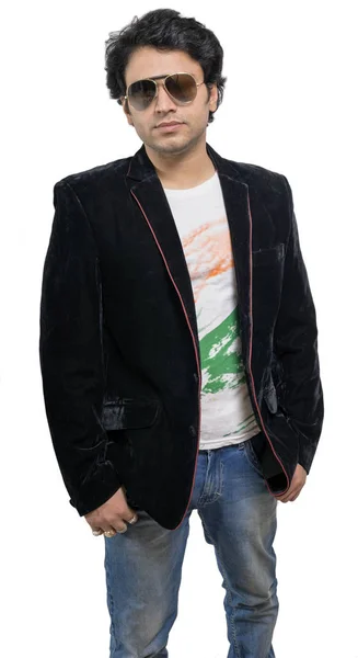 Indyjski model mężczyzna ubrany w czarny na gogle — Zdjęcie stockowe
