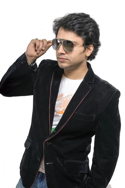 Модель индийского мужчины в пиджаке с футболкой — стоковое фото