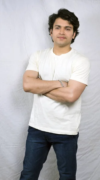 Indiana masculino modelo em branco tshirt — Fotografia de Stock