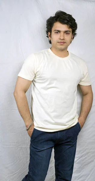 Indiaas model in witte tshirt — Stockfoto