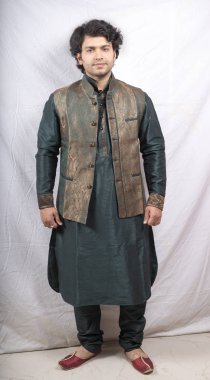 kurta genç Hintli erkek modeli