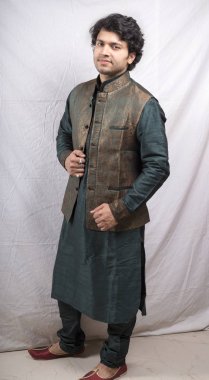 Yeşil kurta genç Hint modeli