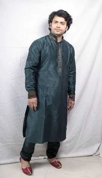 Fiatal indiai férfi-modellt a hagyományos ruha — Stock Fotó