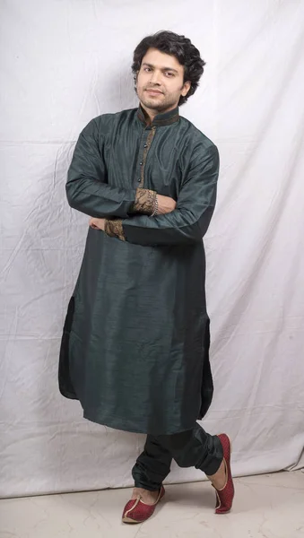 Joven indio modelo masculino en verde kurta — Foto de Stock
