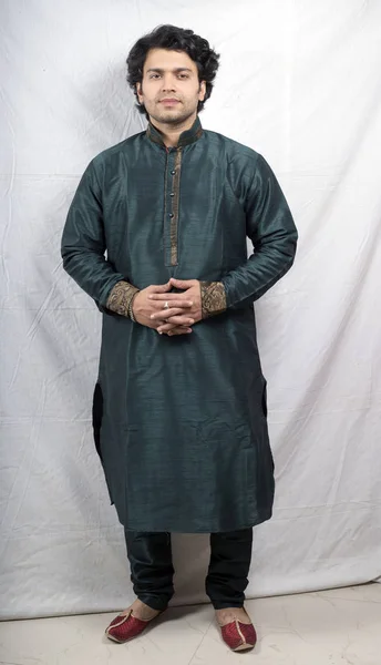 Індійська чоловіча модель в зеленому курті тримає руки — стокове фото