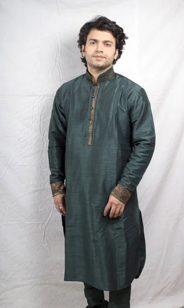 Модель индийского мужчины в зелёной курте — стоковое фото