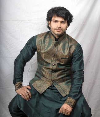 geleneksel yeşil kurta Hintli erkek modeli