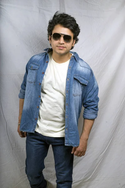 soep Oprecht leeg indian male model in blue shirt - Stock Image - Everypixel
