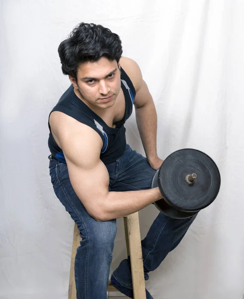Indické mladý fitness model pózuje biceps — Stock fotografie