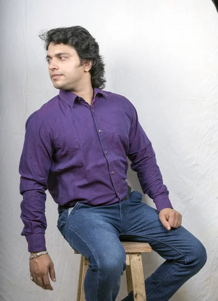 보라색 셔츠에 젊은 인도 남성 모델 — 스톡 사진