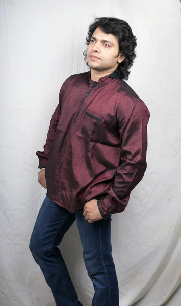Ινδική μοντέλο σε πρίγκιπα κολάρο πουκάμισο — Φωτογραφία Αρχείου