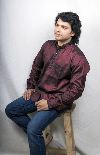 빨간 셔츠에서 젊은 인도 남성 모델 — 스톡 사진