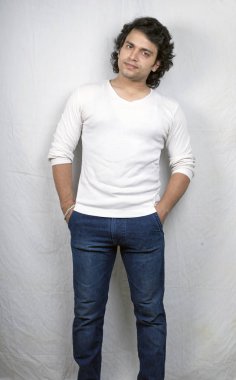 Hintli çocuk beyaz tshirt