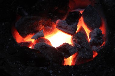 yanan kırmızı sıcak kömür