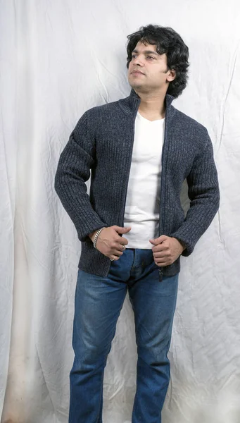 Indiai modell visel szürke pulóver — Stock Fotó