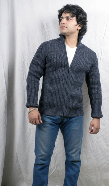 Gri kazak giyen erkek modeli — Stok fotoğraf