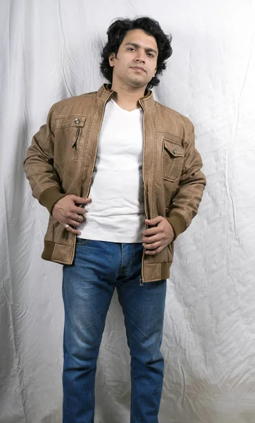 Modelo indio con chaqueta marrón —  Fotos de Stock