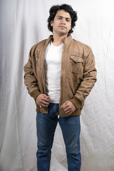 Modelo indiano vestindo jaqueta caqui — Fotografia de Stock
