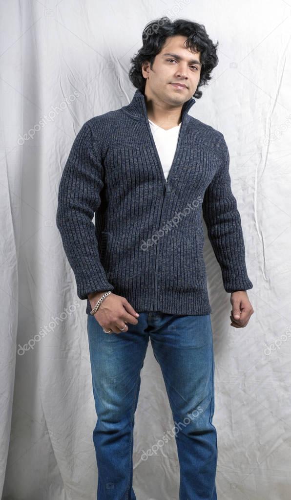 camisola cinza de modelo masculino Stock Photo camisola cinza de modelo masculino Stock Photo