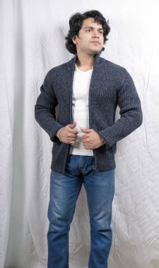 gri kazak giyen genç Hintli erkek modeli