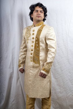  Hintli erkek model beyaz sherwani giyiyor