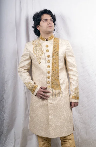 Індійська чоловіча модель в шервані — стокове фото
