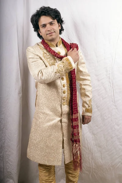 Modelo masculino usando sherwani crema con dupatta rojo — Foto de Stock