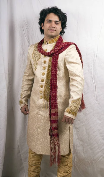 Ινδική μοντέλο φοράει sherwani — Φωτογραφία Αρχείου
